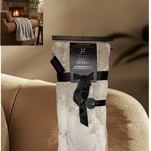 New with tags. Large Extra heavyweight plush Grand Luxe 500 series throw/blanket